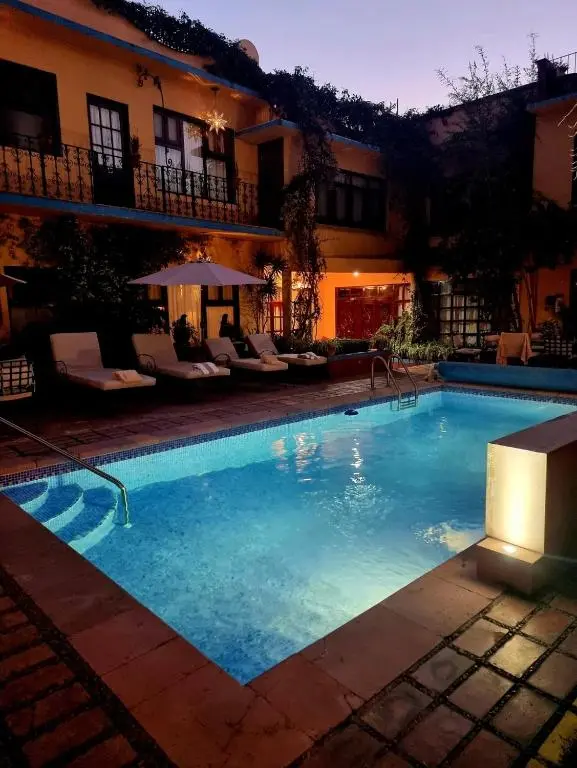 Jardín exuberante del Hotel Hacienda Las Flores